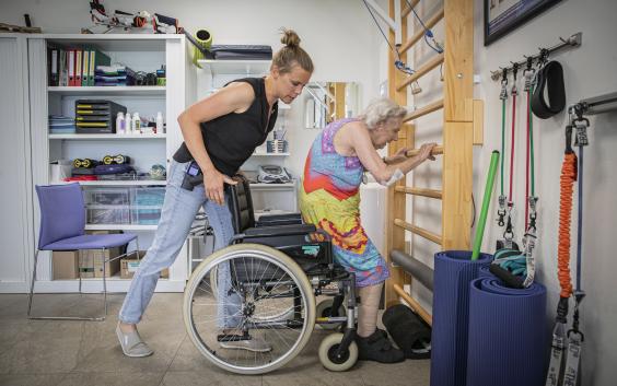 bewoner die gaat rechtstaan bij kine